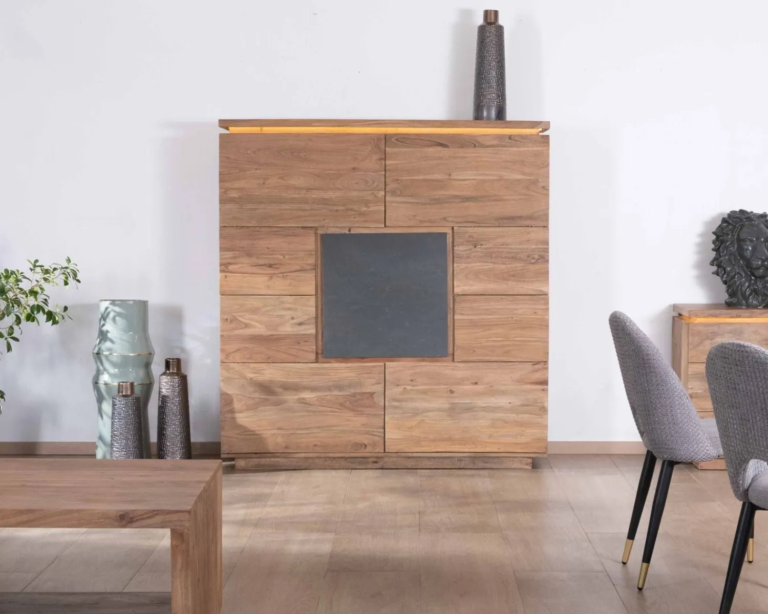Meuble House Buffet haut avec éclairage LED en acacia massif et placage pierre "Paguera" Outlet