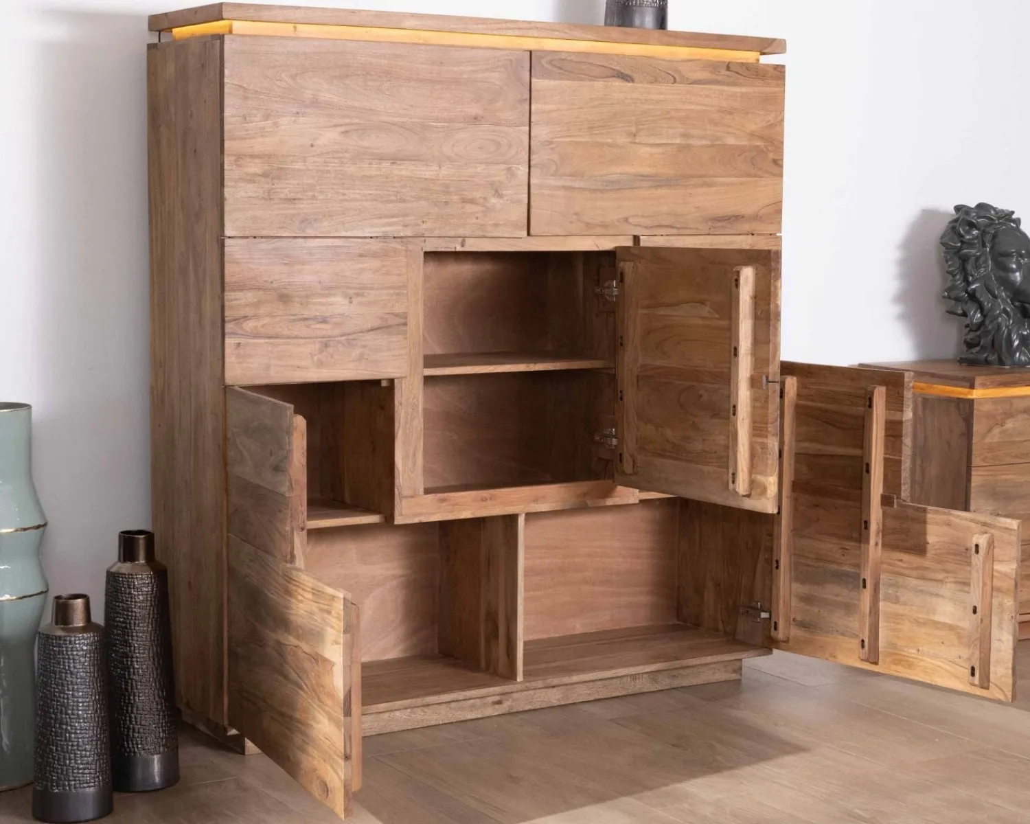 Meuble House Buffet haut avec éclairage LED en acacia massif et placage pierre "Paguera" Outlet