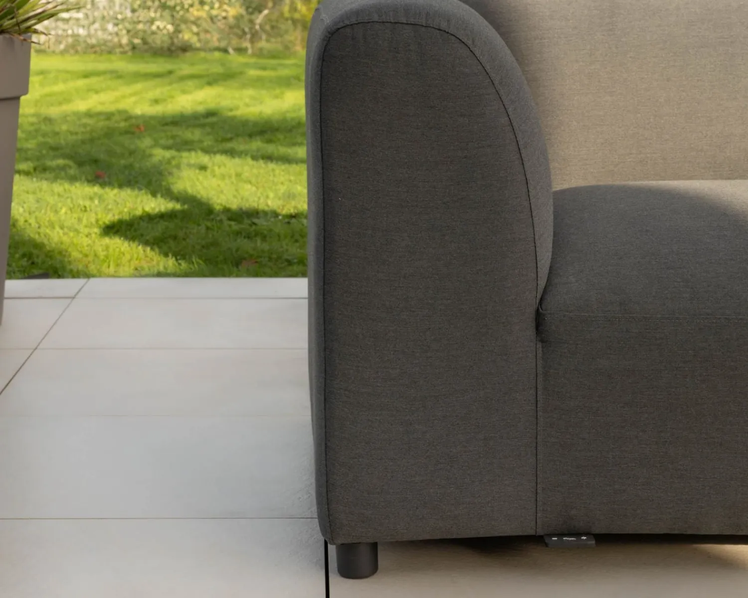 Meuble House Canapé chauffant spécial extérieur en tissu anthracite "Aurora" retour à droite Best