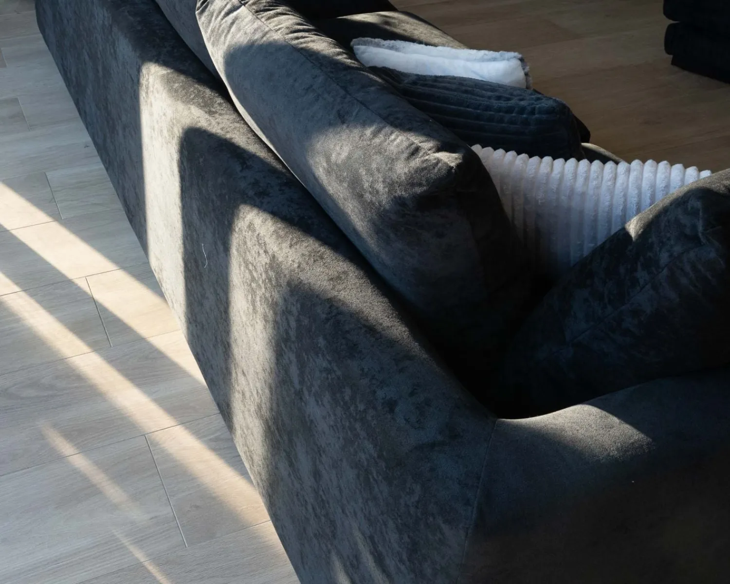 Meuble House Canapé confort en velours lisse anthracite avec méridienne design "Cyrano" Hot