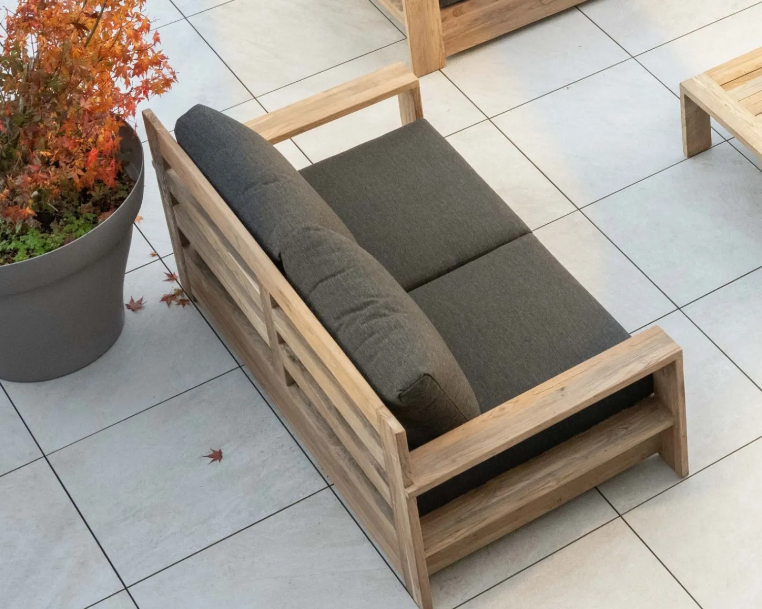 Meuble House Canapé de jardin 2 places haut de gamme "Zénith" en teck matelassé tissu gris foncé