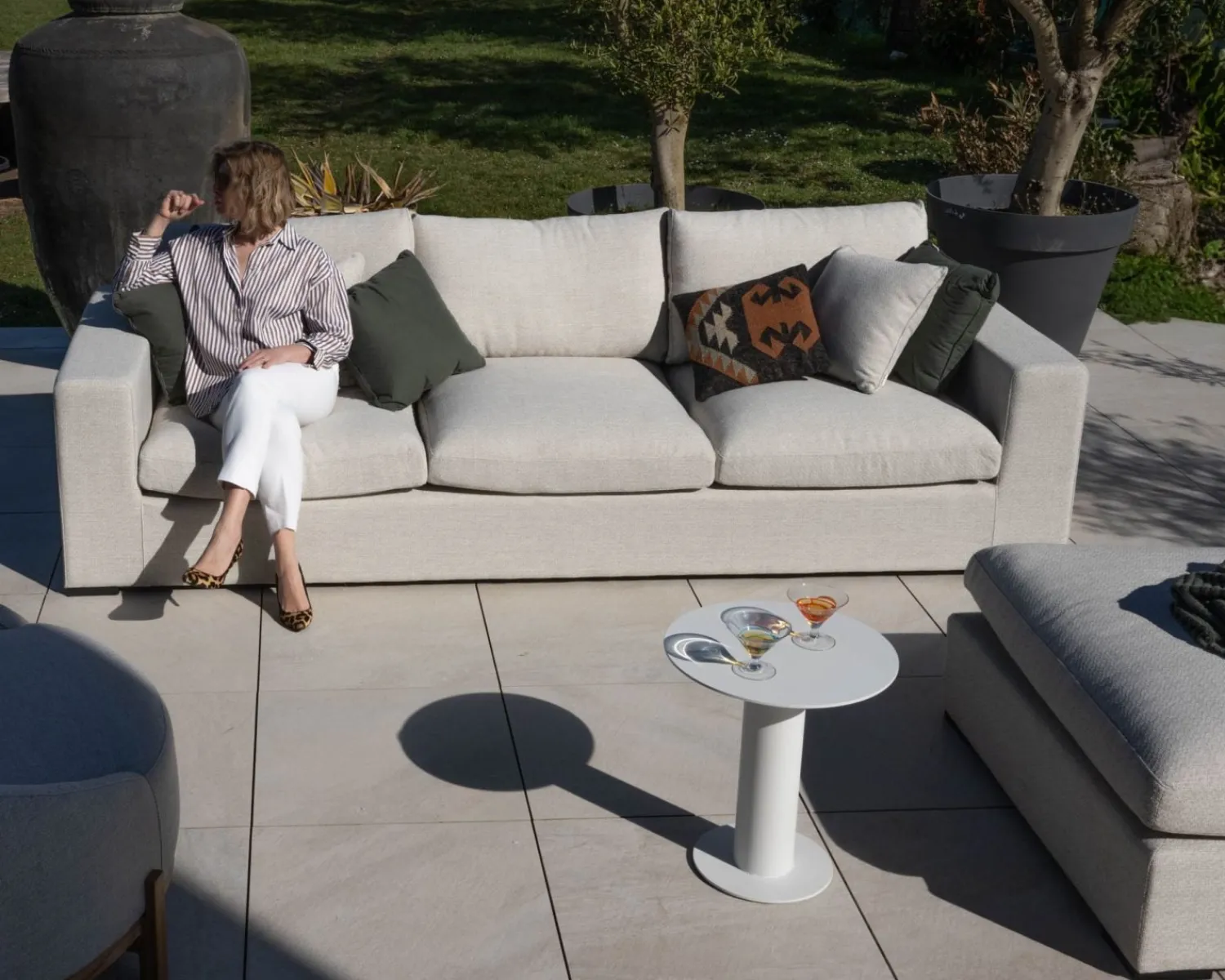 Meuble House Canapé d'extérieur ultra confort avec ottoman en tissu écru chiné "Toliara" avec coussins décos kaki
