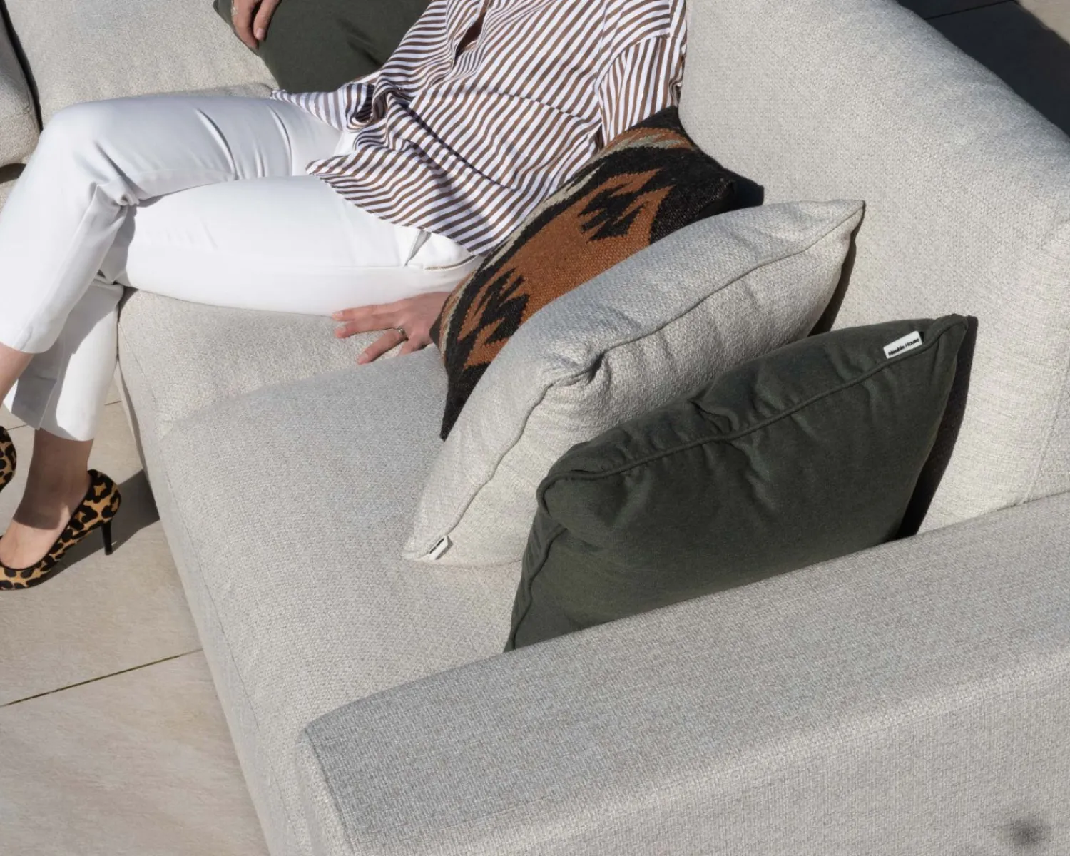 Meuble House Canapé d'extérieur ultra confort avec ottoman en tissu écru chiné "Toliara" avec coussins décos kaki