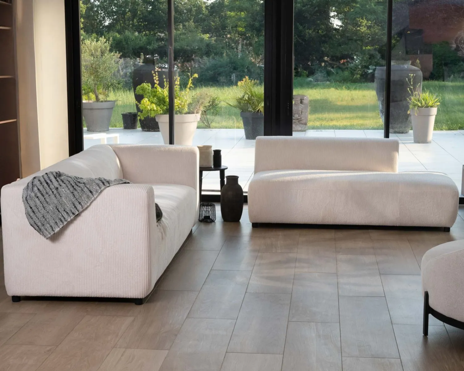 Meuble House Canapé en angle design épuré avec méridienne "Valentina" en velours côtelé crème Outlet