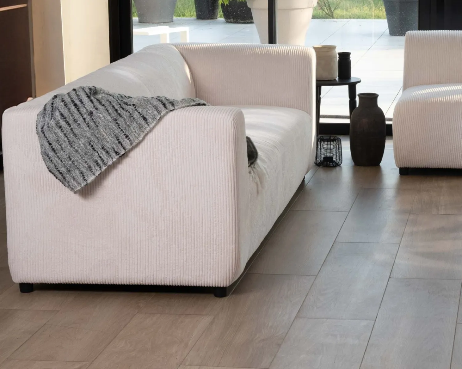 Meuble House Canapé en angle design épuré avec méridienne "Valentina" en velours côtelé crème Outlet