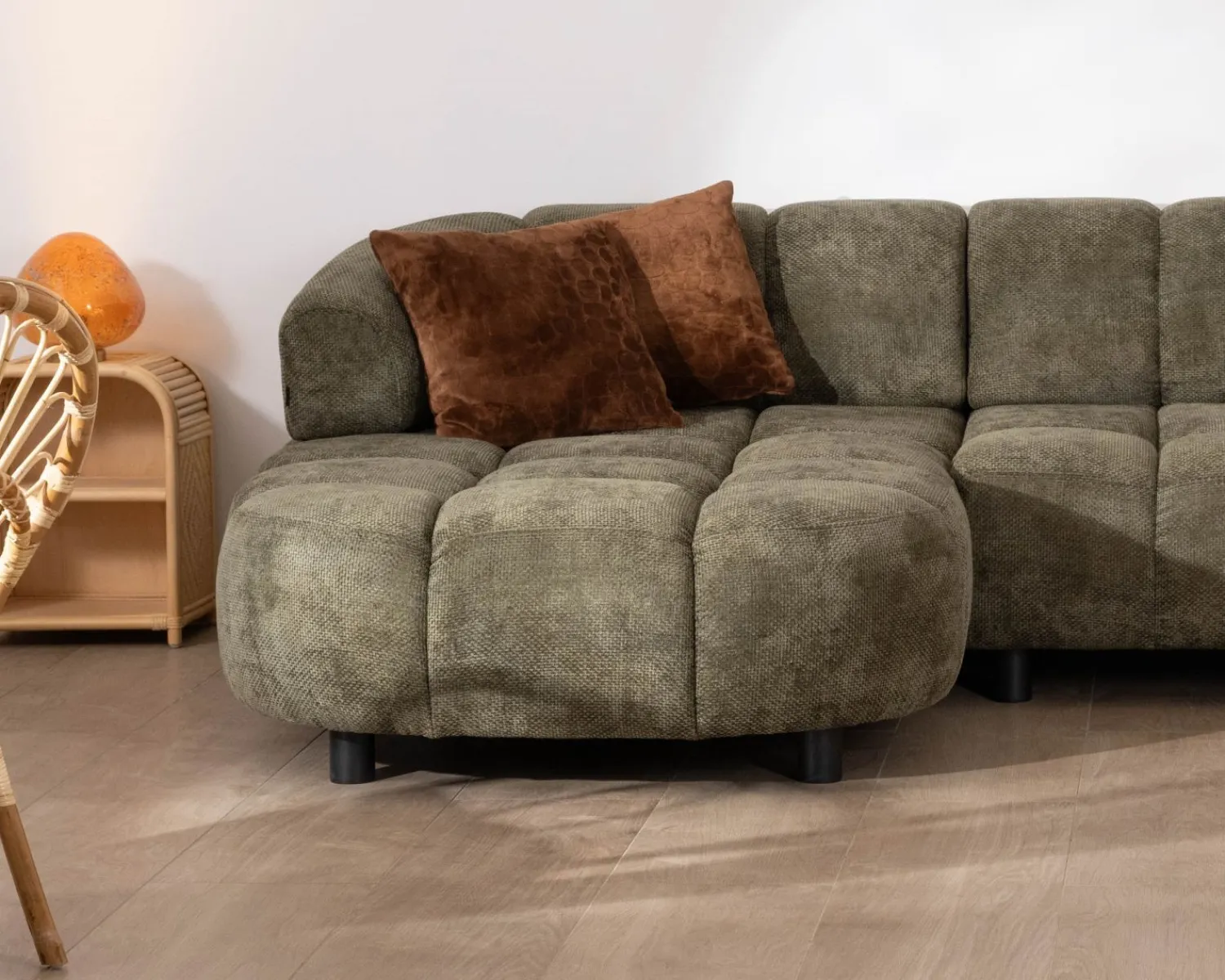 Meuble House Canapé en tissu vert avec extension électrique et méridienne retour gauche "Syltan" Hot