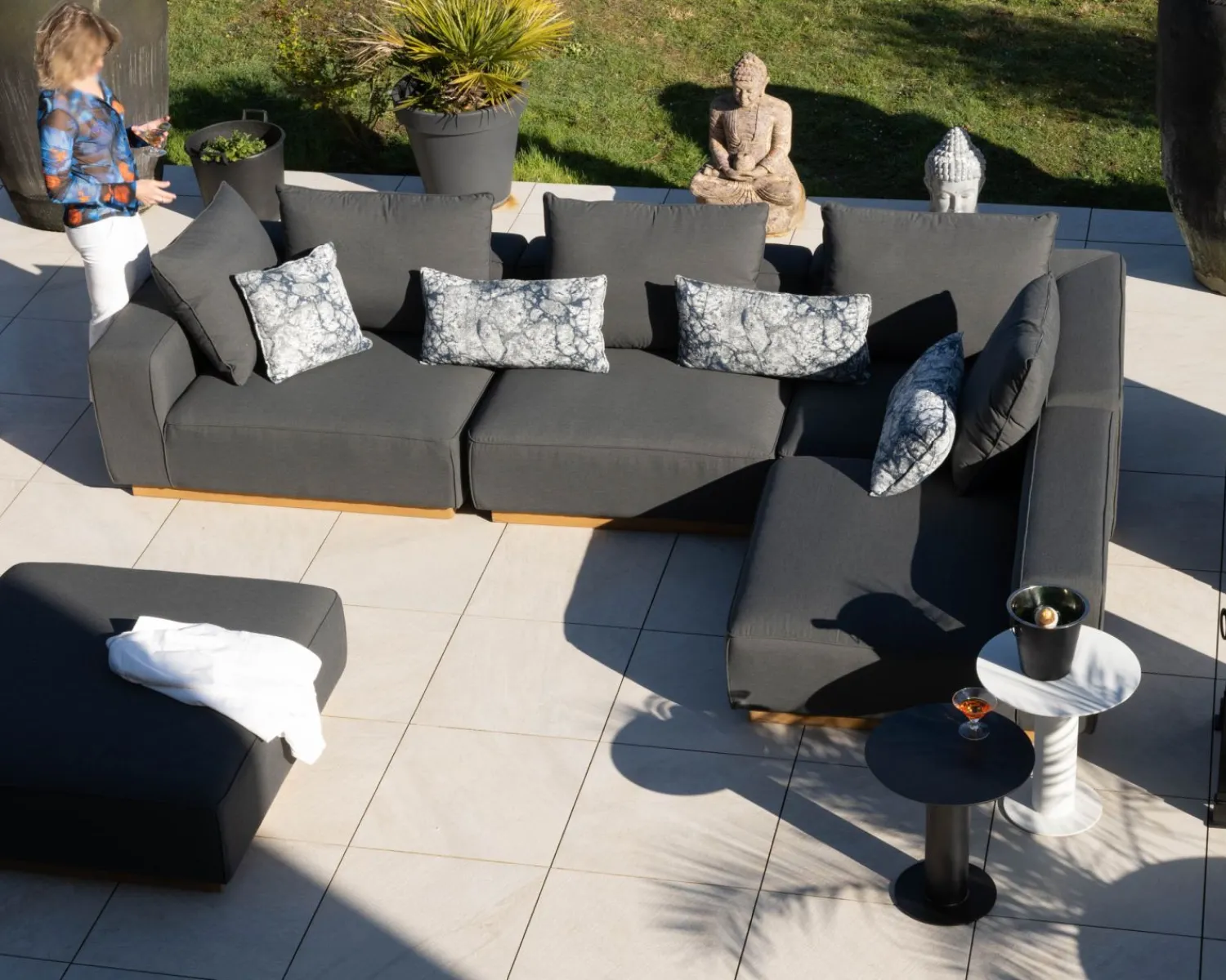 Meuble House Canapé modulaire d'extérieur en teck et tissu anthracite "Armando" en angle avec ottoman New