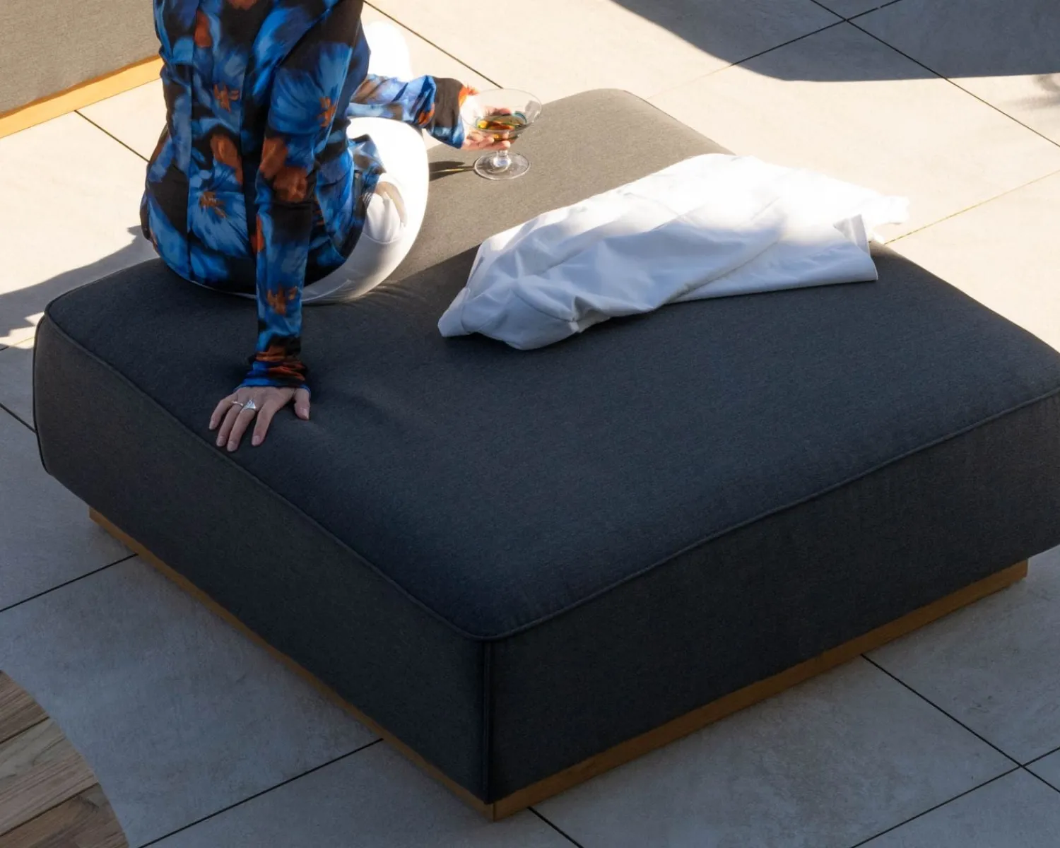 Meuble House Canapé modulaire d'extérieur en teck et tissu anthracite "Armando" en angle avec ottoman New