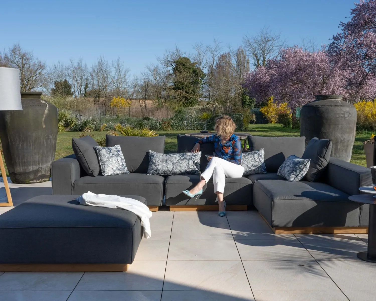 Meuble House Canapé modulaire d'extérieur en teck et tissu anthracite "Armando" en angle avec ottoman New