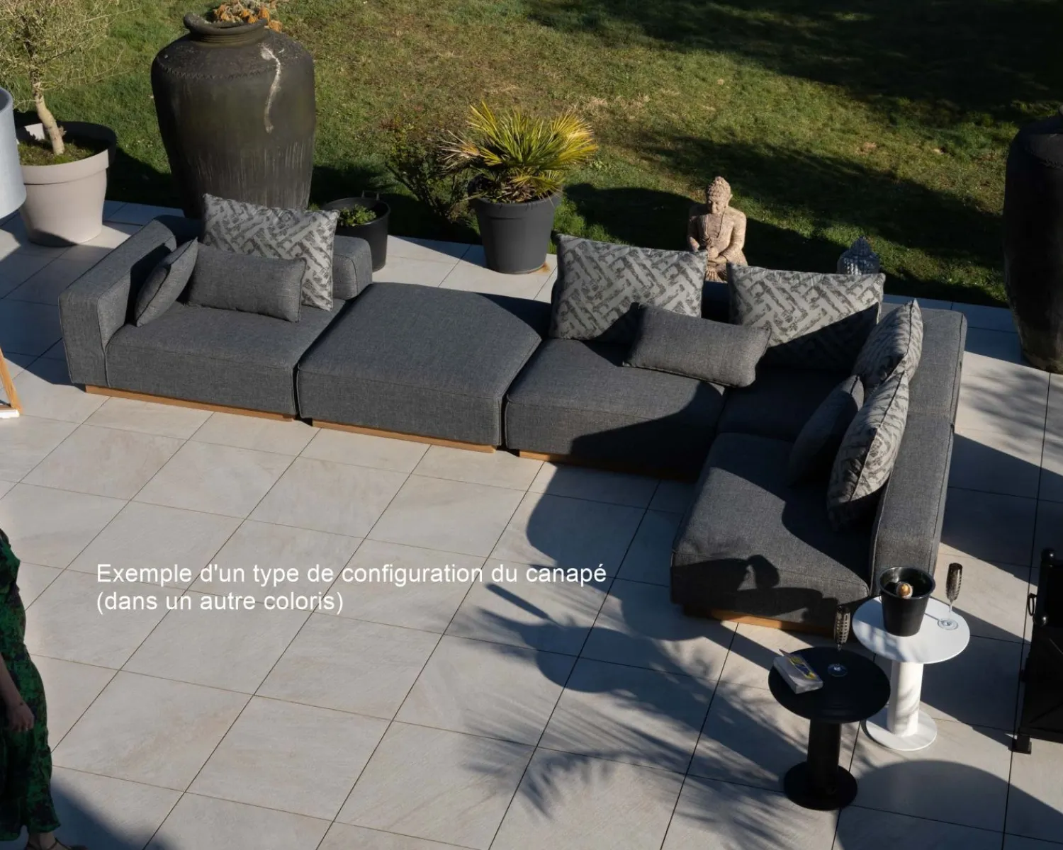 Meuble House Canapé modulaire d'extérieur en teck et tissu anthracite "Armando" en angle avec ottoman New
