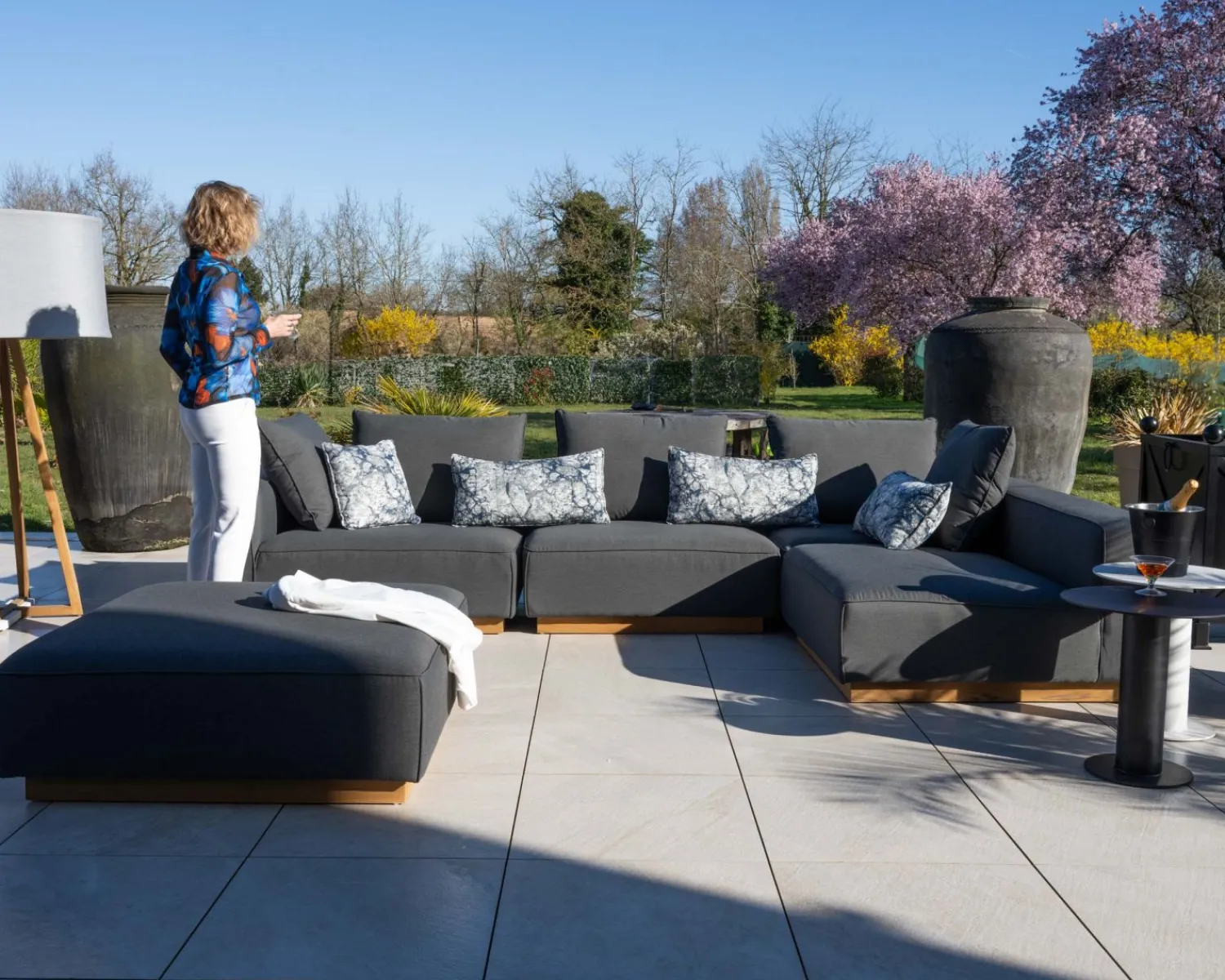 Meuble House Canapé modulaire d'extérieur en teck et tissu anthracite "Armando" en angle avec ottoman New