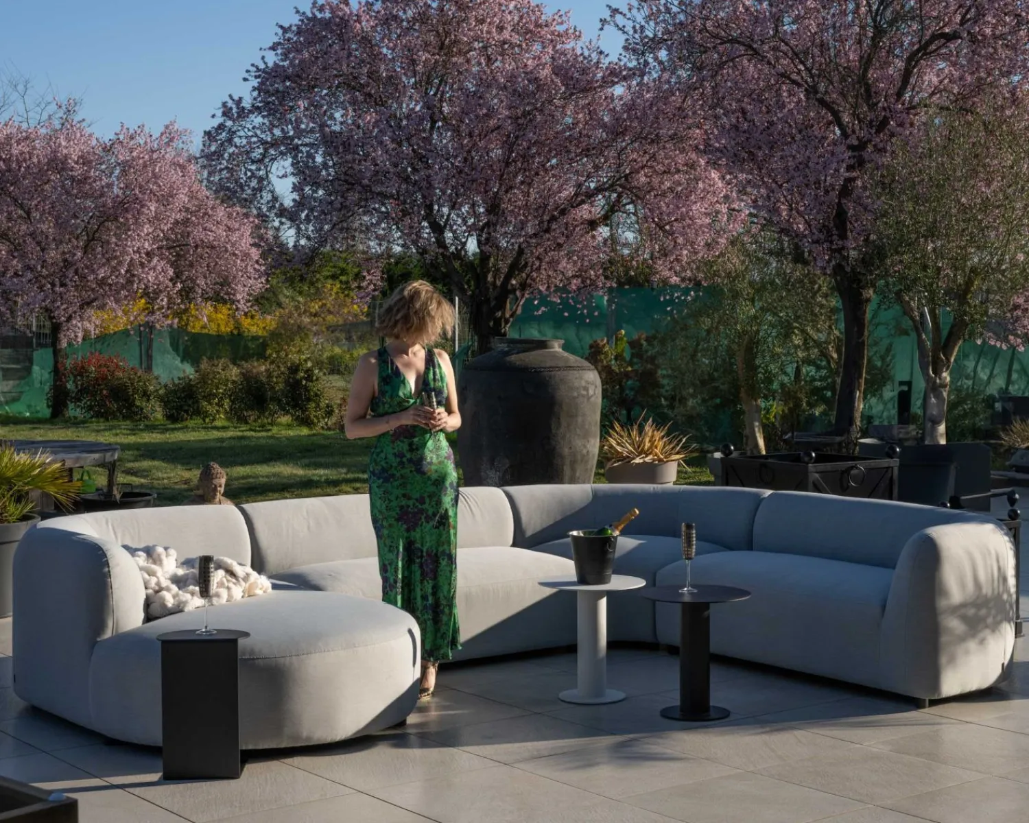 Meuble House Canapé panoramique modulaire spécial extérieur en tissu gris clair "Kacang" New