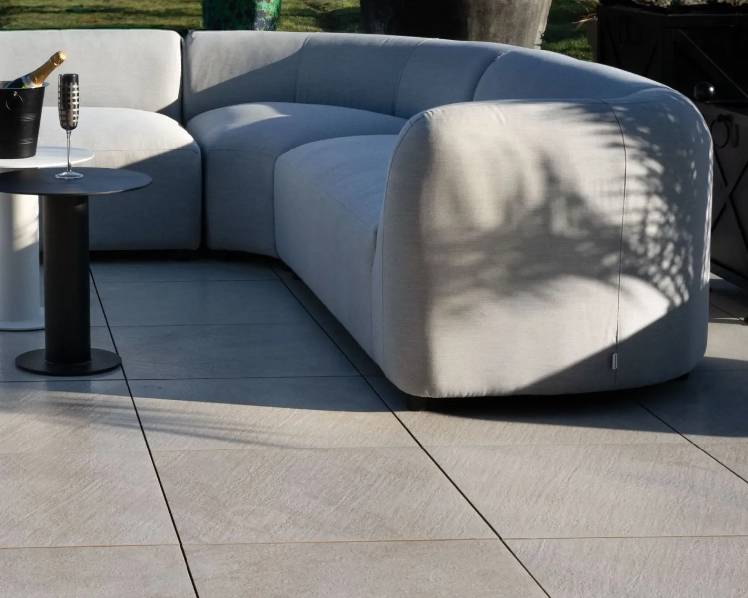 Meuble House Canapé panoramique modulaire spécial extérieur en tissu gris clair "Kacang" New