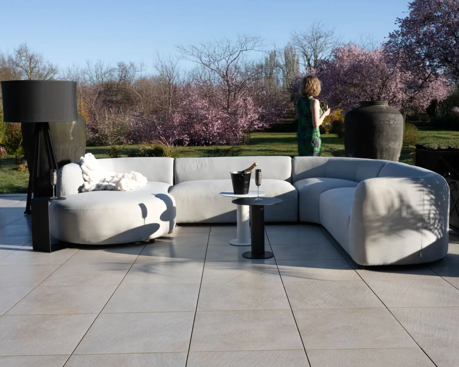 Meuble House Canapé panoramique modulaire spécial extérieur en tissu gris clair "Kacang" New