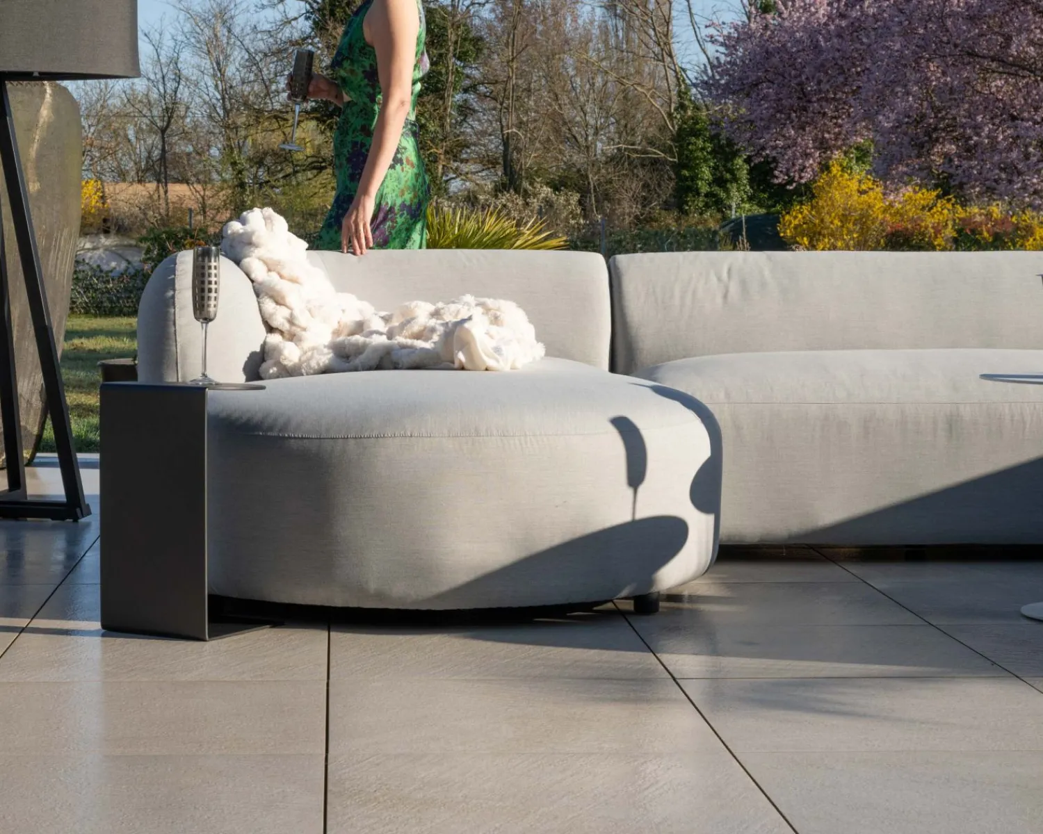 Meuble House Canapé panoramique modulaire spécial extérieur en tissu gris clair "Kacang" New
