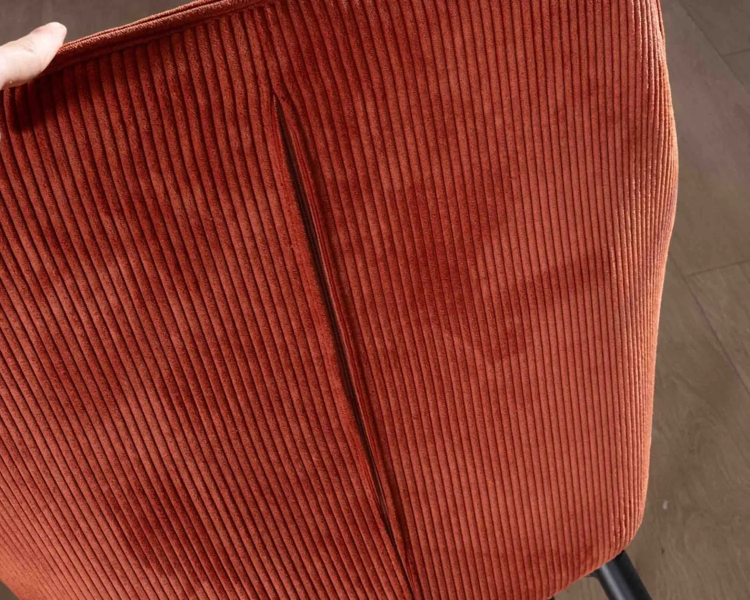 Meuble House Chaise avec accoudoirs en velours rouge terracotta et pieds métal noir "Scotty" Hot