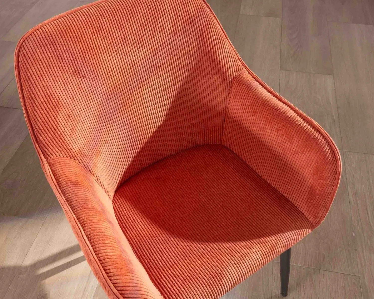 Meuble House Chaise avec accoudoirs en velours rouge terracotta et pieds métal noir "Scotty" Hot