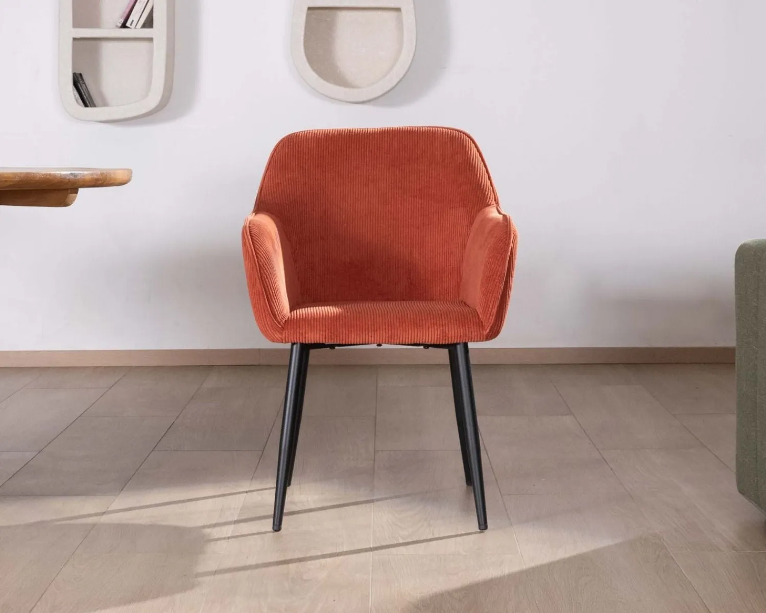 Meuble House Chaise avec accoudoirs en velours rouge terracotta et pieds métal noir "Scotty" Hot