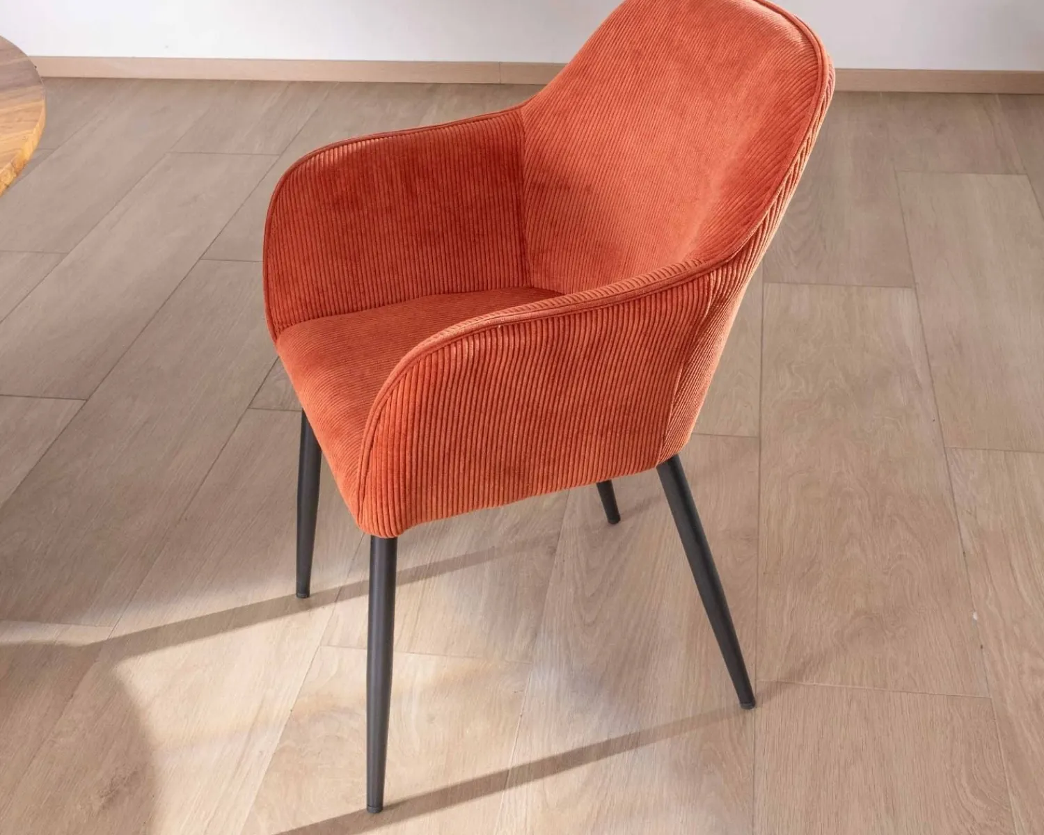 Meuble House Chaise avec accoudoirs en velours rouge terracotta et pieds métal noir "Scotty" Hot