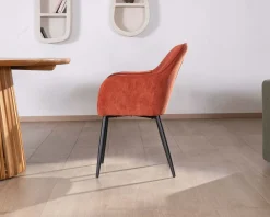 Meuble House Chaise avec accoudoirs en velours rouge terracotta et pieds métal noir