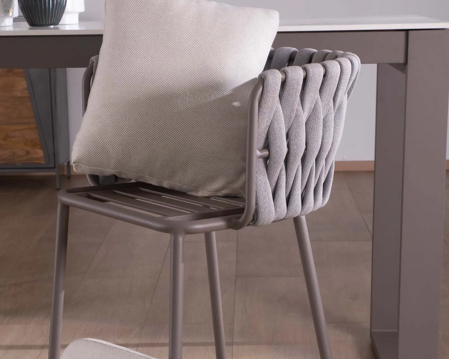Meuble House Chaise de bar ultra chic dossier en tissu tressé gris et pieds aluminium "Chinon" assise 74 cm Hot