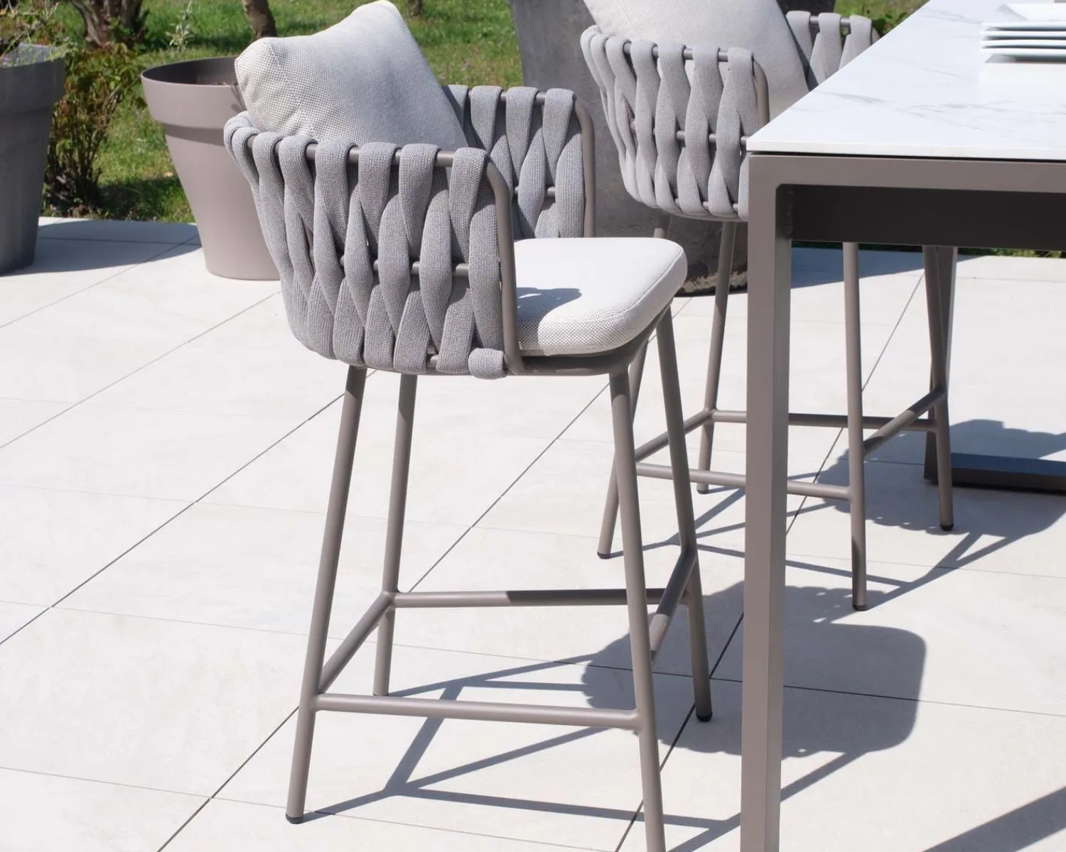 Meuble House Chaise de bar ultra chic dossier en tissu tressé gris et pieds aluminium "Chinon" assise 74 cm Hot
