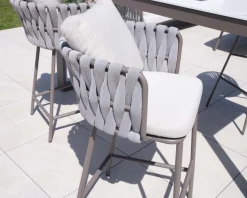 Meuble House Chaise de bar ultra chic dossier en tissu tressé gris et pieds aluminium