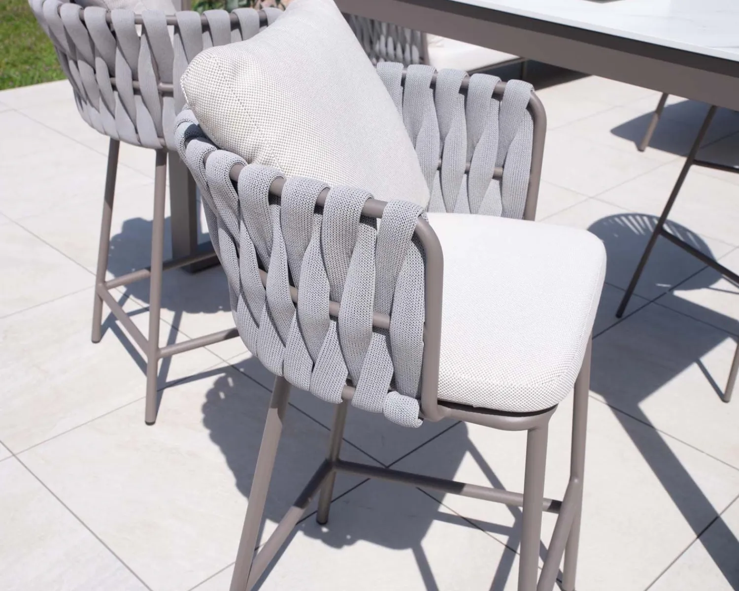 Meuble House Chaise de bar ultra chic dossier en tissu tressé gris et pieds aluminium "Chinon" assise 74 cm Hot