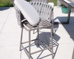 Meuble House Chaise de bar ultra chic dossier en tissu tressé gris et pieds aluminium
