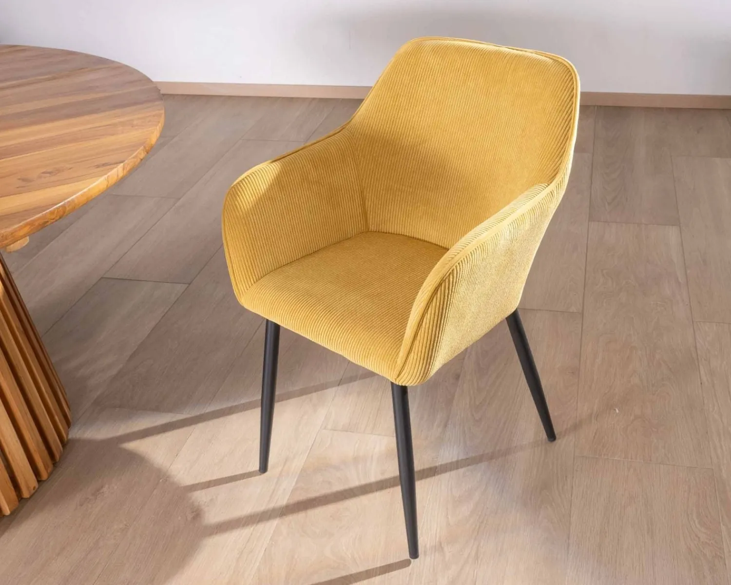 Meuble House Chaise de repas avec accoudoirs en velours côtelé jaune "Scotty" et pieds métal noir Sale