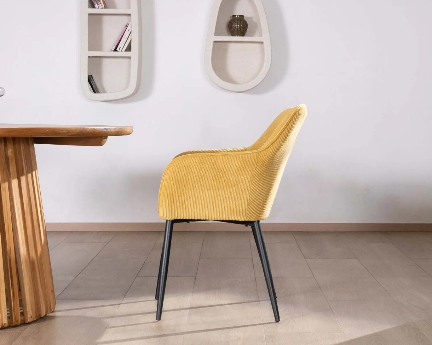 Meuble House Chaise de repas avec accoudoirs en velours côtelé jaune "Scotty" et pieds métal noir Sale