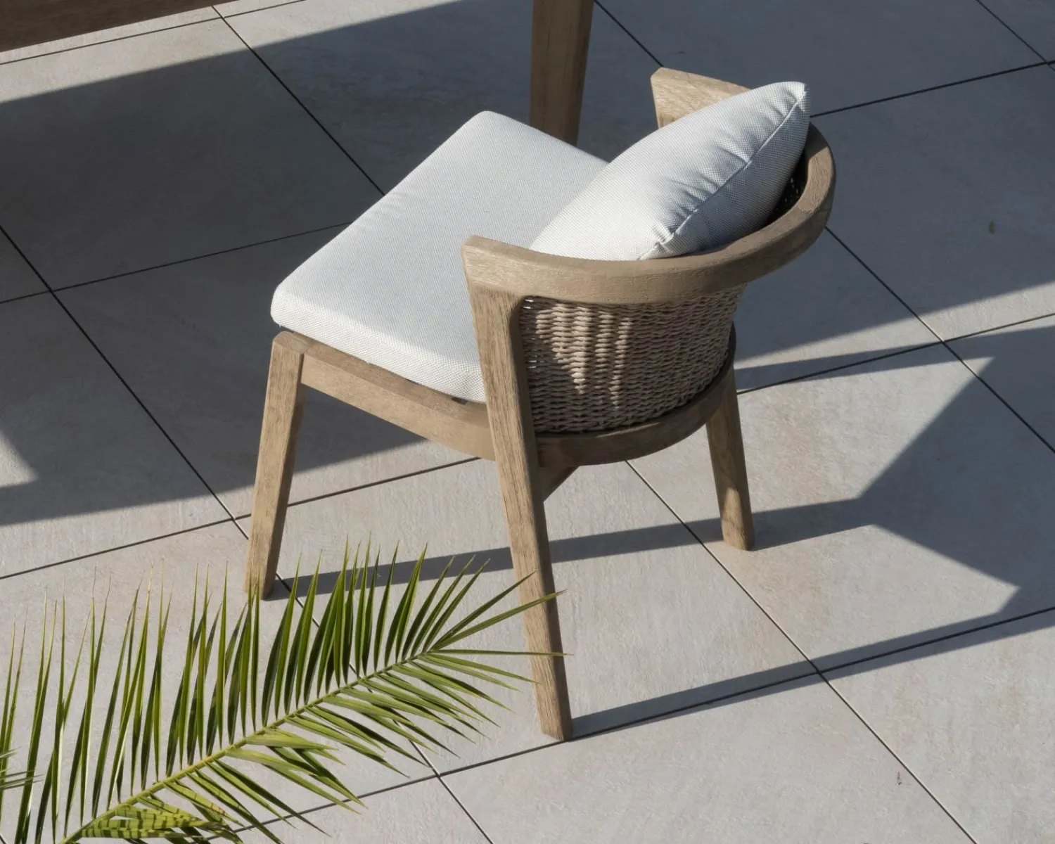 Meuble House Chaise de repas confortable et haut de gamme en teck sablé avec coussins beiges "Vérone" Best