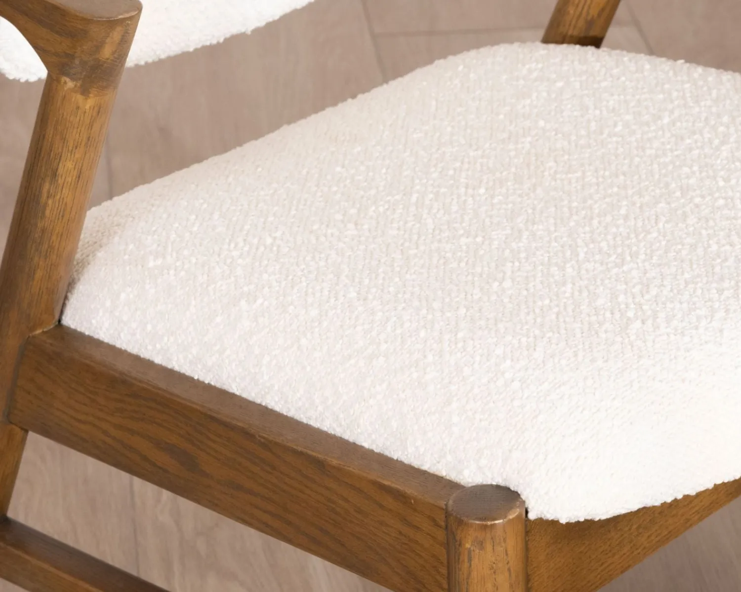 Meuble House Chaise de repas design en frêne foncé et tissu bouclette "Isadora" Clearance