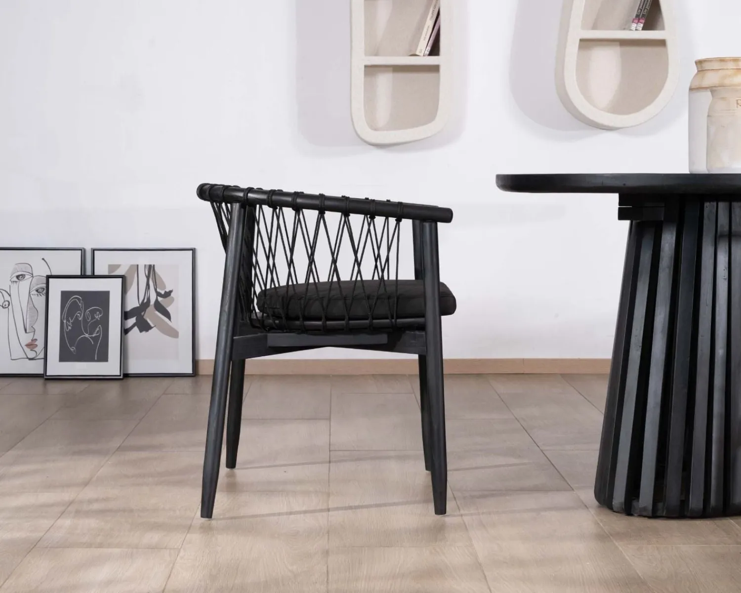 Meuble House Chaise de repas noire en bois et corde tressée "Katue" Online