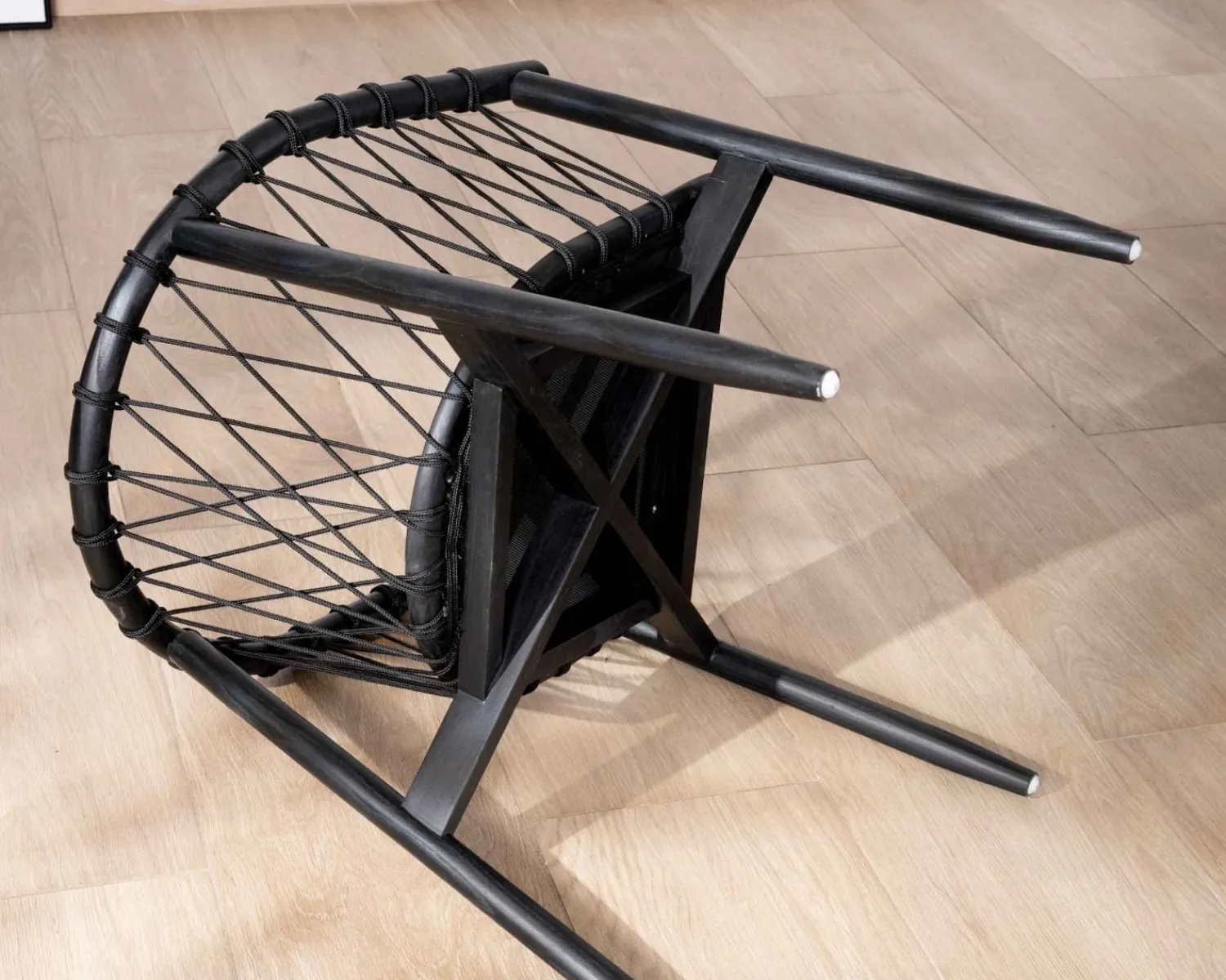 Meuble House Chaise de repas noire en bois et corde tressée "Katue" Online