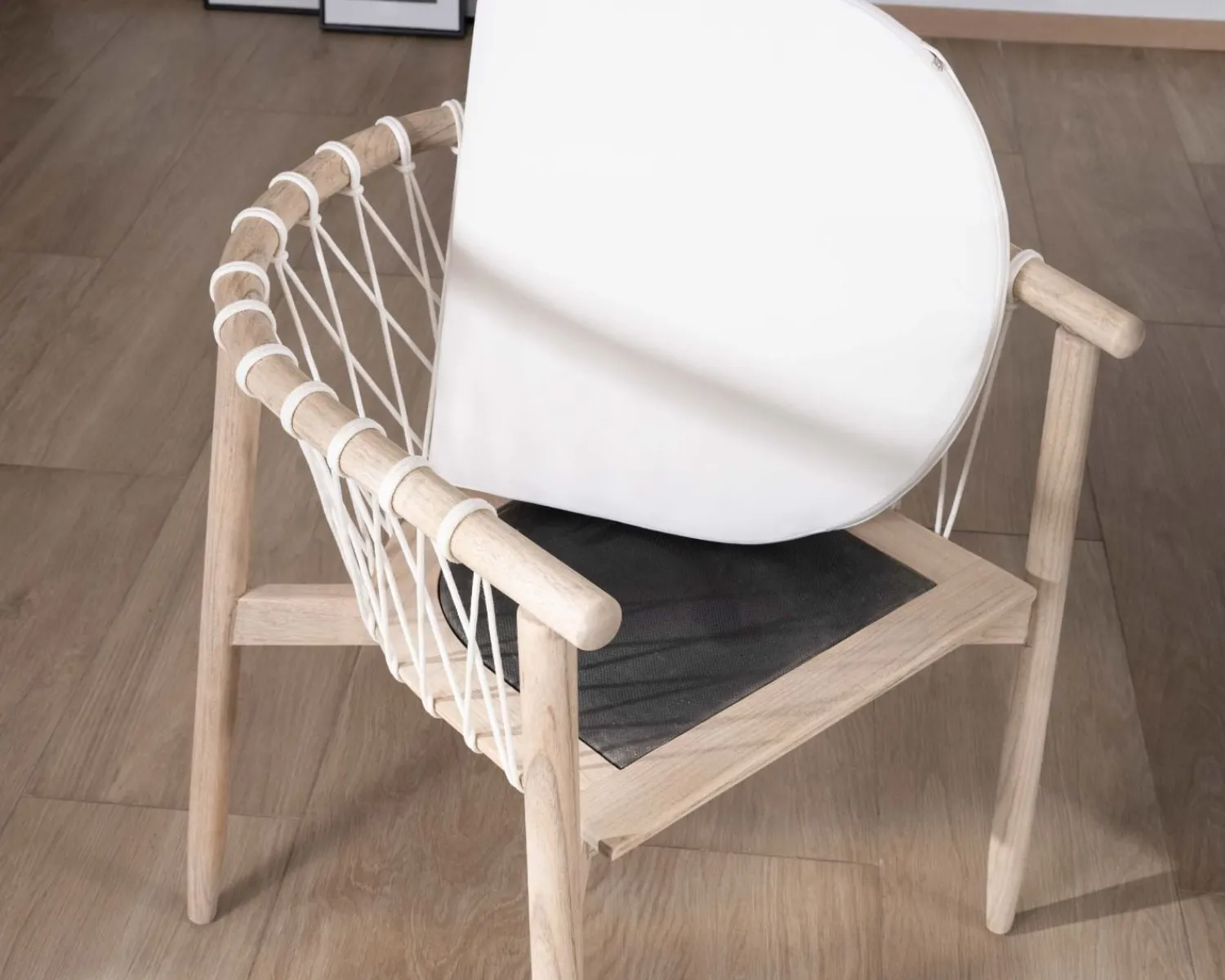 Meuble House Chaise de repas noire en bois et corde tressée "Katue" Online