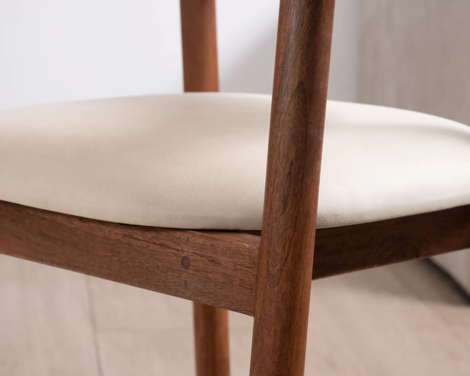 Meuble House Chaise de repas style rétro "Polo" en manguier et assise tissu blanc
