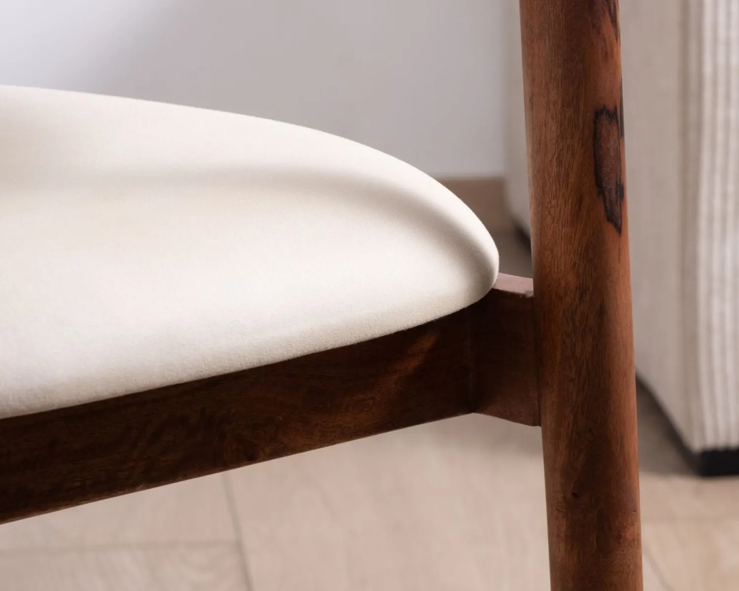 Meuble House Chaise de repas style rétro "Polo" en manguier et assise tissu blanc