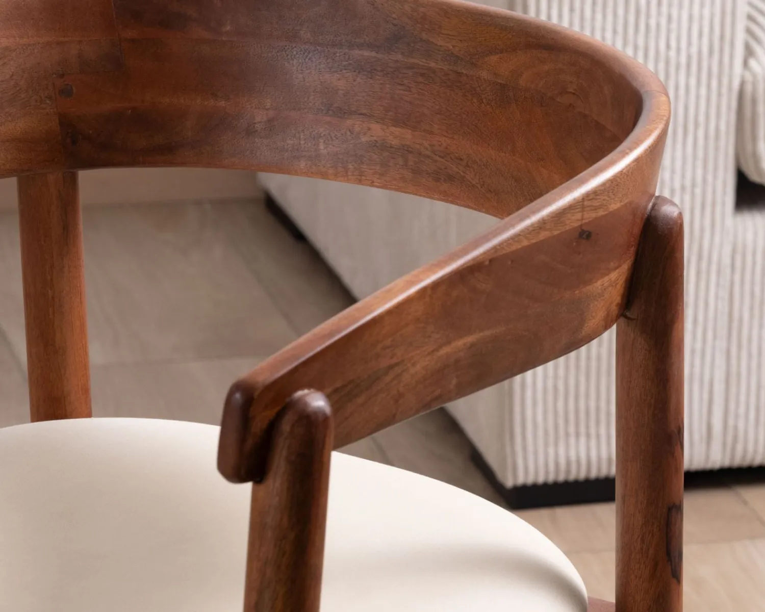 Meuble House Chaise de repas style rétro "Polo" en manguier et assise tissu blanc