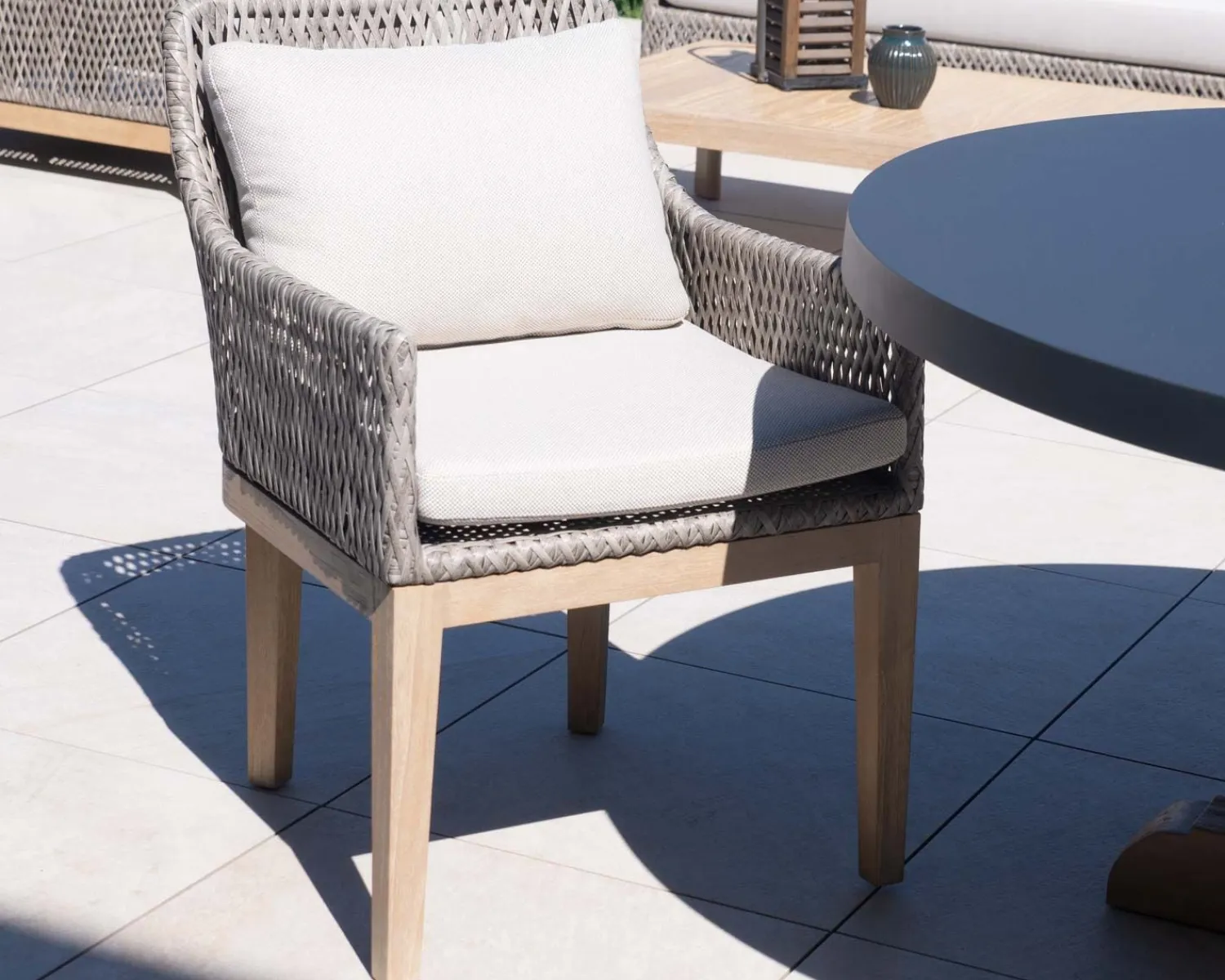 Meuble House Chaise d'extérieur haut de gamme tressée en teck et textile chiné "Porticcio"