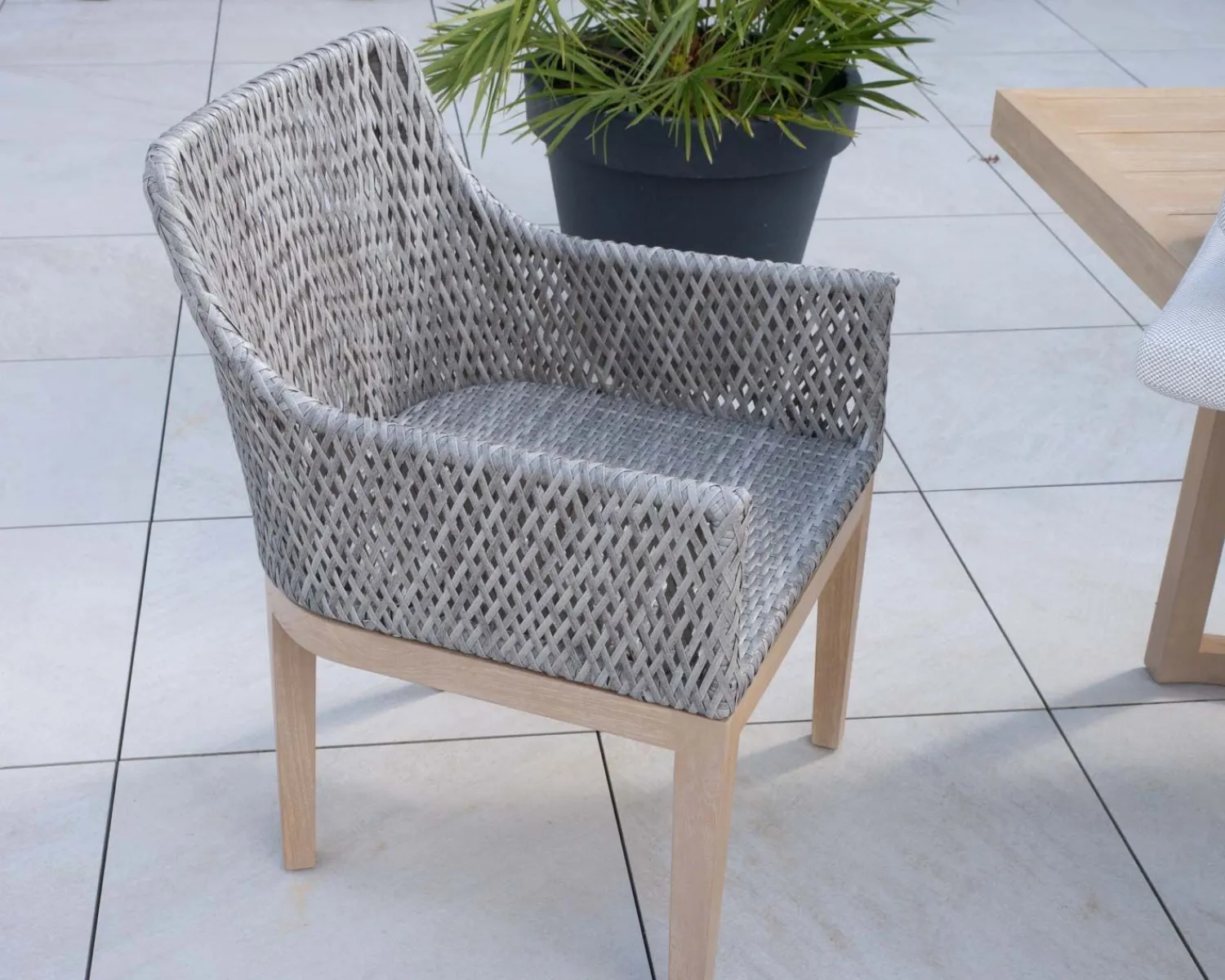 Meuble House Chaise d'extérieur haut de gamme tressée en teck et textile chiné "Porticcio"