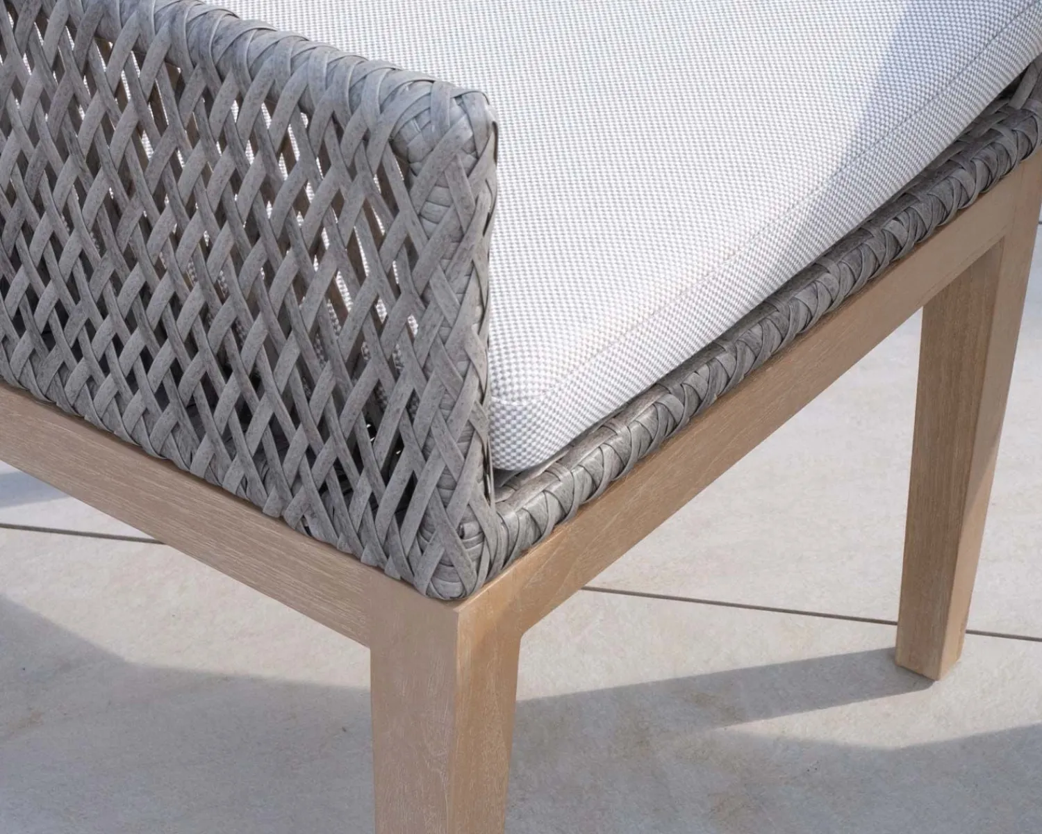 Meuble House Chaise d'extérieur haut de gamme tressée en teck et textile chiné "Porticcio"