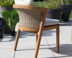 Meuble House Chaise d'extérieur haut de gamme et design en teck avec coussins écru chiné 