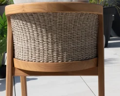 Meuble House Chaise d'extérieur haut de gamme et design en teck avec coussins écru chiné 