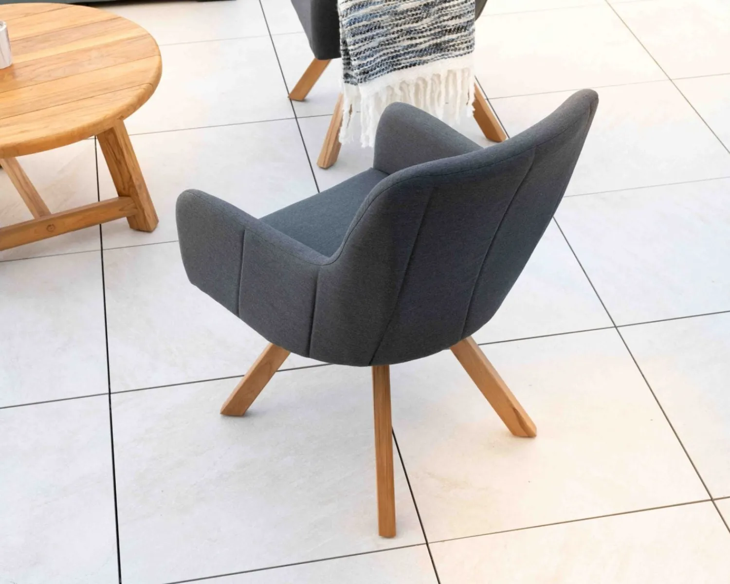 Meuble House Chaise en tissu Sunbrella gris foncé et pieds teck "Lombok" Outlet