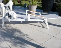 Meuble House Chaise longue grise avec accoudoirs teck 
