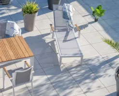 Meuble House Chaise longue grise avec accoudoirs teck 