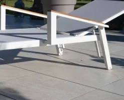 Meuble House Chaise longue grise avec accoudoirs teck 