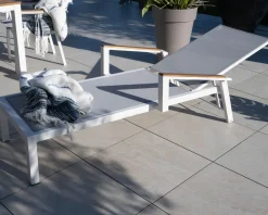 Meuble House Chaise longue grise avec accoudoirs teck 