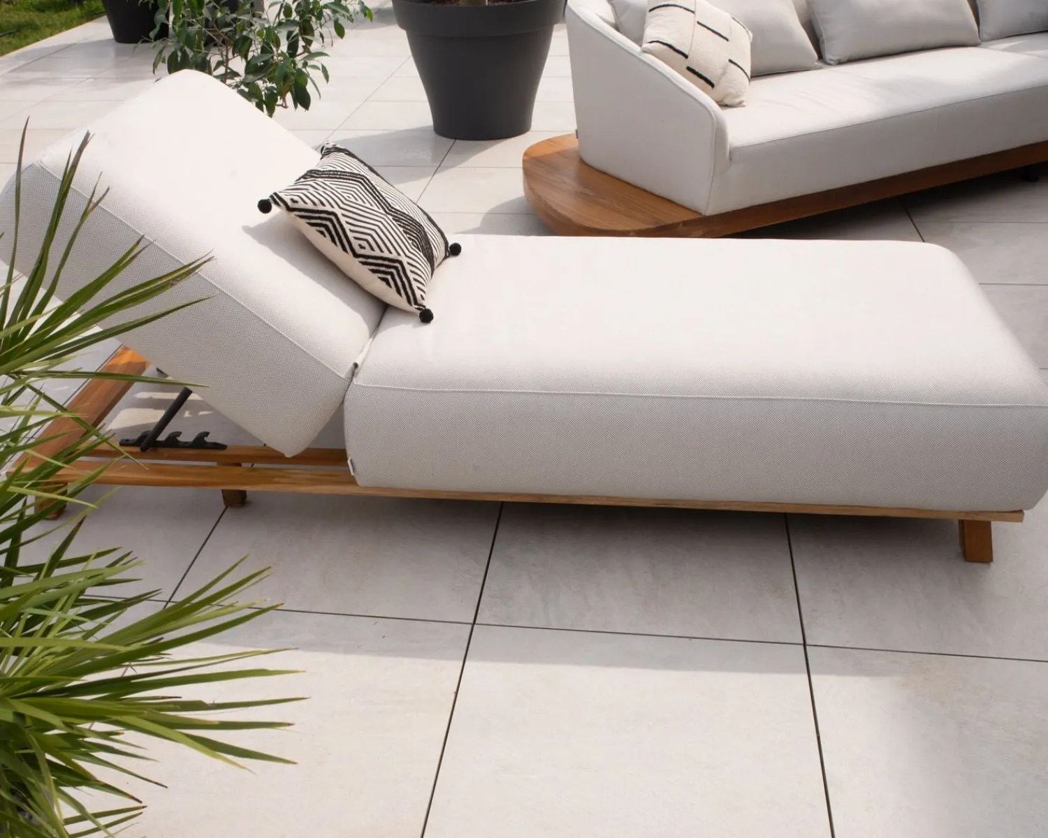 Meuble House Chaise longue luxueuse teck et tissu écru sans surpiqure "Lombok" Hot